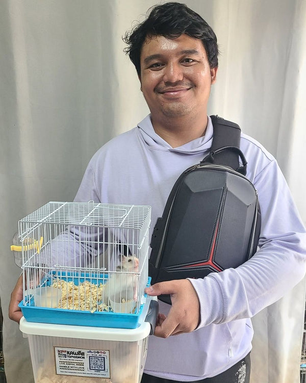 A customer with a new cage and hamster carrier