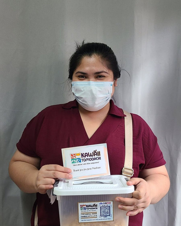 A customer with her hamster and our thank-you card
